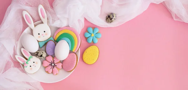 Feliz Pascua. Galletas de Pascua pastel multicolor sobre un fondo rosa . — Foto de Stock