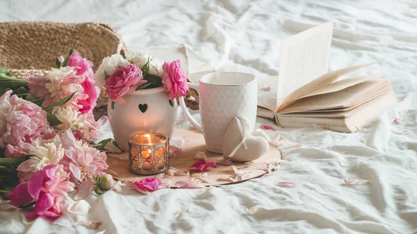 Bodegón detalles en el interior del hogar de la sala de estar. Copa y libro decoración de primavera en los libros. Lee, Descansa — Foto de Stock