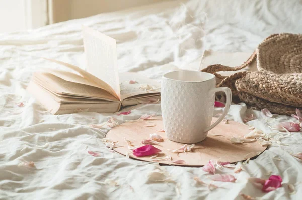 Ainda detalhes da vida em casa interior da sala de estar. Taça e livro decoração primavera sobre os livros. Leia, Descanso — Fotografia de Stock