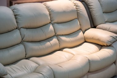 Minimum modern rahat kanepe. Koltuk ve mobilya sergisi. Mobilya mağazası