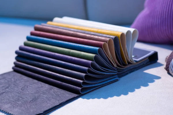 Catálogo de cuero de imitación multicolor. Piel de cuero muestra textura. Contexto industrial —  Fotos de Stock