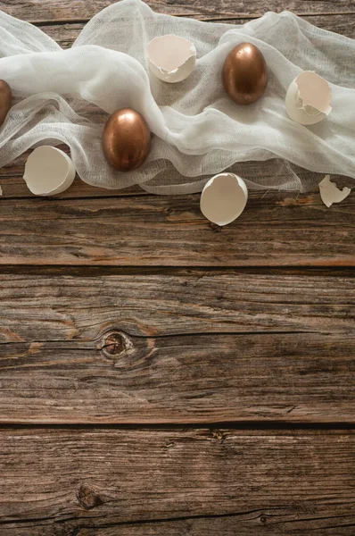 Osterkomposition auf Holzgrund. Eierschale vorhanden. Osterkonzept — Stockfoto