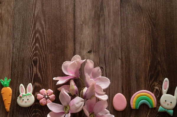 Happy Easter. Multi-colored pastel easter cookies on a wooden background. — Stock Photo, Image