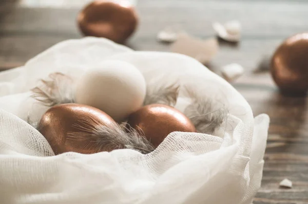 Composición de Pascua sobre un fondo de madera. Cáscara de huevo. Concepto Pascua — Foto de Stock