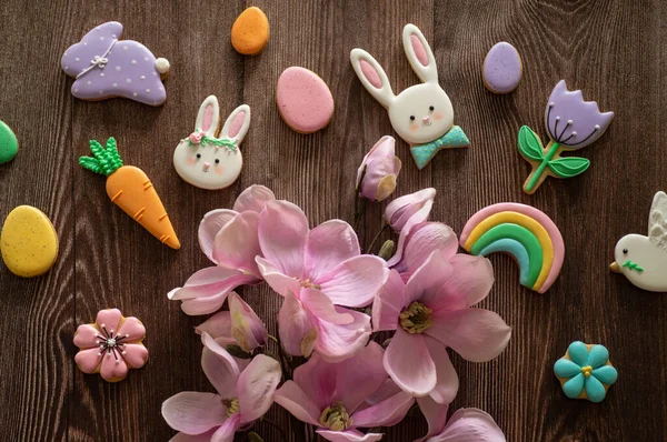 Szczęśliwej Wielkanocy. Wielokolorowe pastelowe ciasteczka wielkanocne na drewnianym tle. — Zdjęcie stockowe