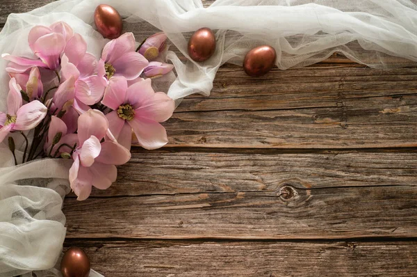 Easter composition on a wood background. Egg shell. Easter concept — Stock Photo, Image