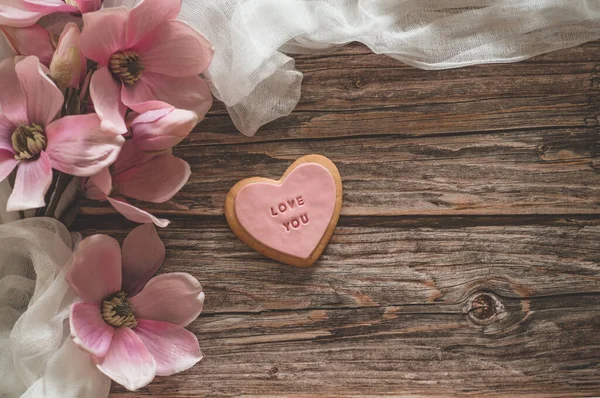 Koekjes met de inscriptie Love you on a wood background. Voorjaar achtergrond. — Stockfoto
