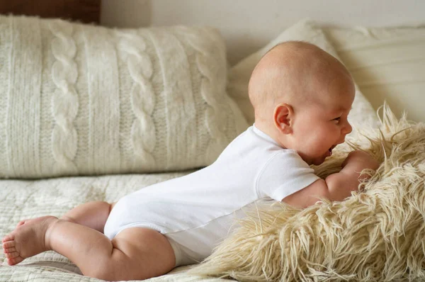 Bebé recién nacido acostado en la cama. Amor bebé. Bebé y madre recién nacidos —  Fotos de Stock