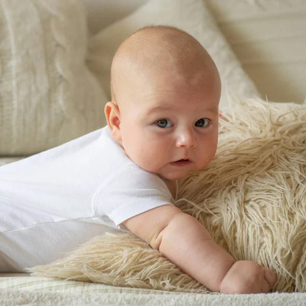 Mignon petit garçon nouveau-né au lit. Modèle d'emballage de marchandises  bébé. image libre de droit par Nastyaofly © #555476412
