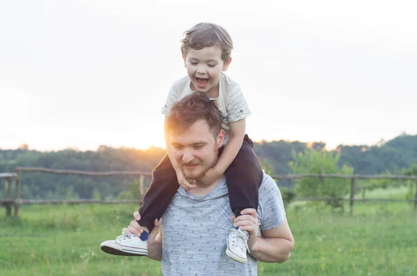 Feliz família amorosa. Pai e seu filho menino brincando e abraçando ao ar livre . — Fotografia de Stock