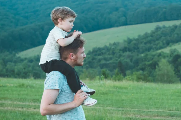 Feliz família amorosa. Pai e seu filho menino brincando e abraçando ao ar livre . — Fotografia de Stock
