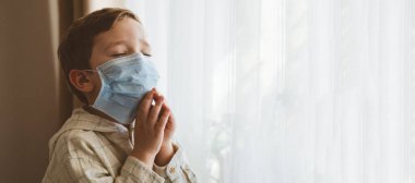 Coronavirus covid-19. Çocuk Tanrı 'ya dua ederek Coronavirus covid 19' un kontrolden çıkmamasını diliyor.. 