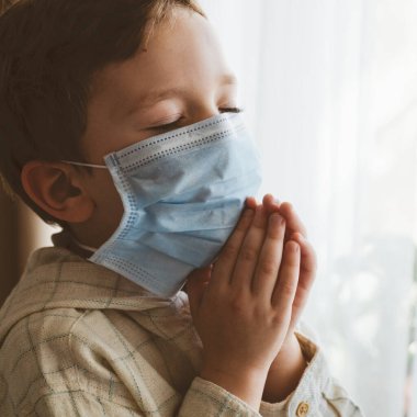 Coronavirus covid-19. Çocuk Tanrı 'ya dua ederek Coronavirus covid 19' un kontrolden çıkmamasını diliyor.. 