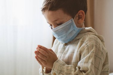 Coronavirus covid-19. Çocuk Tanrı 'ya dua ederek Coronavirus covid 19' un kontrolden çıkmamasını diliyor.. 