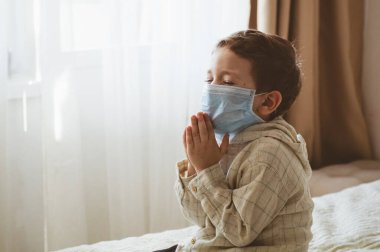 Coronavirus covid-19. Çocuk Tanrı 'ya dua ederek Coronavirus covid 19' un kontrolden çıkmamasını diliyor.. 
