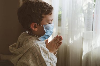 Coronavirus covid-19. Çocuk Tanrı 'ya dua ederek Coronavirus covid 19' un kontrolden çıkmamasını diliyor.. 