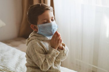 Coronavirus covid-19. Çocuk Tanrı 'ya dua ederek Coronavirus covid 19' un kontrolden çıkmamasını diliyor.. 