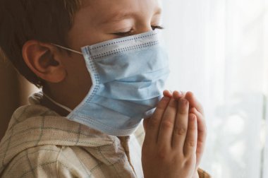 Coronavirus covid-19. Çocuk Tanrı 'ya dua ederek Coronavirus covid 19' un kontrolden çıkmamasını diliyor.. 