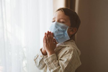 Coronavirus covid-19. Çocuk Tanrı 'ya dua ederek Coronavirus covid 19' un kontrolden çıkmamasını diliyor.. 
