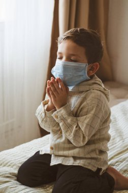 Coronavirus covid-19. Çocuk Tanrı 'ya dua ederek Coronavirus covid 19' un kontrolden çıkmamasını diliyor.. 