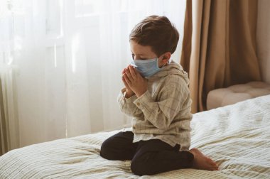 Coronavirus covid-19. Çocuk Tanrı 'ya dua ederek Coronavirus covid 19' un kontrolden çıkmamasını diliyor.. 