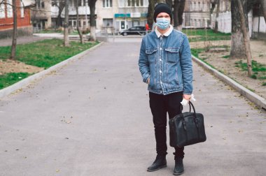 Viral maskeli ve koruyucu eldivenli bir adam. Koronavirüsü önlemek için.. 