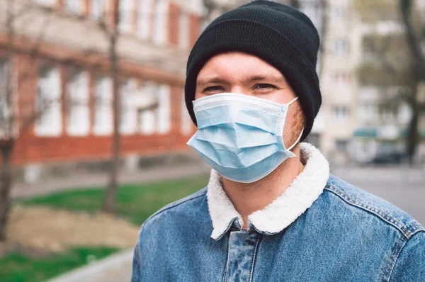 Mężczyzna w masce wirusowej i rękawiczkach ochronnych, ochrona w zapobieganiu koronawirusowi. — Zdjęcie stockowe