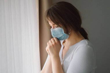 Coronavirus covid-19. Coronavirus covid 19 'un kontrolden çıkmaması için Tanrı' ya dua eden bir kadın.. 