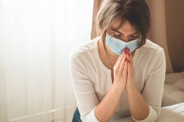 Coronavirus covid-19. Coronavirus covid 19 'un kontrolden çıkmaması için Tanrı' ya dua eden bir kadın.. 