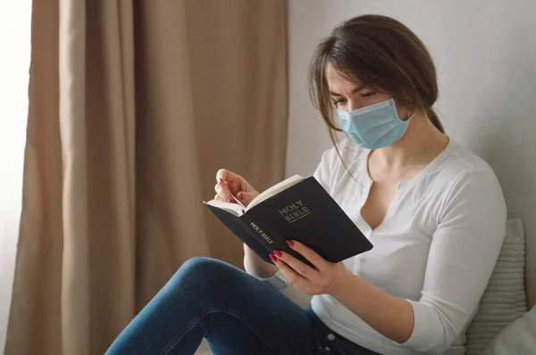 Wirus koronawirusu covid-19. Kobieta trzyma Biblię. Czytanie Biblii i modlitwa. Pokój. — Zdjęcie stockowe