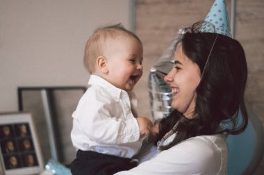 Doğum gününde küçük oğluyla sarılıp oynayan bir kadın. Anneler Günü, aşk, aile kavramı.