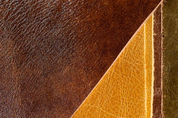 Образцы коричневой роскошной кожи крупным планом. Может использоваться в качестве фона. Промышленность — стоковое фото