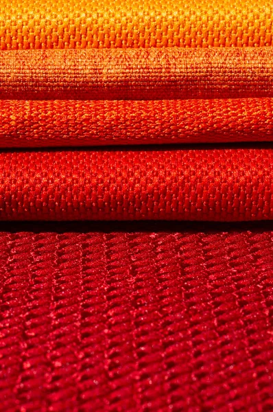 Catalogue de tissu dans les tons jaune orangé. Un échantillon de tissu. Contexte industriel . — Photo