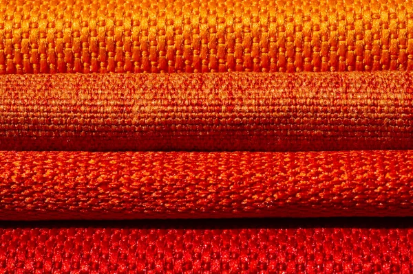 Catalogo di tessuto in tonalità giallo arancio. Campione di tessuto. Contesto industriale . — Foto Stock