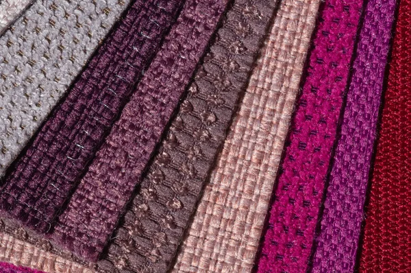 Catalogo di tessuto in tonalità viola rosa. Campione di tessuto. Contesto industriale . — Foto Stock