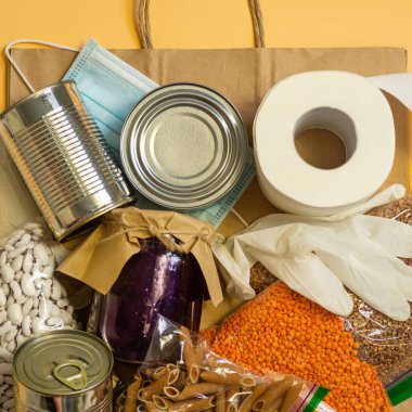 Yemek teslimatı, bağış, koronavirüs. Karabuğday, makarna, konserve yiyecek, mercimek, tuvalet kağıdı, maske ve lastik eldiven.. 