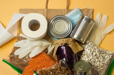 Yemek teslimatı, bağış, koronavirüs. Karabuğday, makarna, konserve yiyecek, mercimek, tuvalet kağıdı, maske ve lastik eldiven.. 