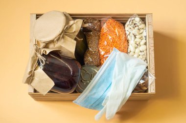 Yemek teslimatı, bağış, koronavirüs. Karabuğday, makarna, konserve yiyecek, mercimek, tuvalet kağıdı, maske ve lastik eldiven.. 