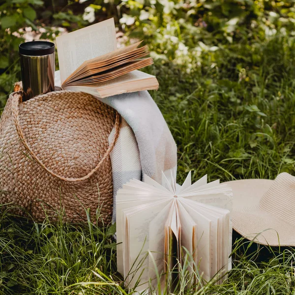 화창 한 여름날 밀짚 자루, 책, 모자 및 열 컵 — 스톡 사진