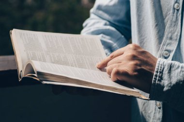 İncil, Hristiyan 'ın elinde. İncil 'i okuyorum. İnanç kavramı