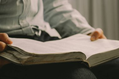 İncil, Hristiyan 'ın elinde. İncil 'i okuyorum. İnanç kavramı