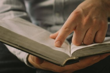 İncil, Hristiyan 'ın elinde. İncil 'i okuyorum. İnanç kavramı