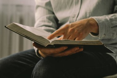 İncil, Hristiyan 'ın elinde. İncil 'i okuyorum. İnanç kavramı