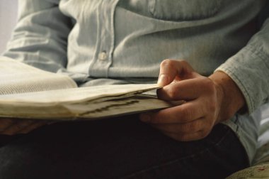 İncil, Hristiyan 'ın elinde. İncil 'i okuyorum. İnanç kavramı