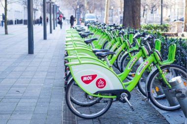 BUDAPEST, HUNGARY - Nisan 2020: Bubi mol Budapeşte 'de bir bisiklet istasyonu kiraladı