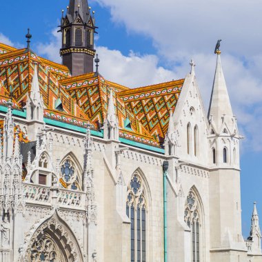 BUDAPEST, HUNGARY - 2020 Nisan: Balıkçılık Kalesi 'nin bölgesindeki St. Matthias Kilisesi. Budapeşte, Macaristan