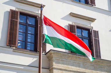 BUDAPEST, HUNGARY - Nisan 2020: Macaristan 'ın Budapeşte Cumhurbaşkanlığı Sarayı' nda Macar bayrakları