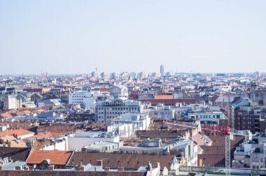 BUDAPEST, HUNGARY - Mart 2020. Budapeşte 'deki Saint Stephens Bazilikası' nın önündeki insanlarla dolu bir meydan.