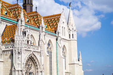 BUDAPEST, HUNGARY - 2020 Nisan: Balıkçılık Kalesi 'nin bölgesindeki St. Matthias Kilisesi. Budapeşte, Macaristan