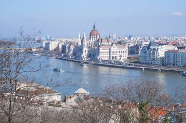 BUDAPEST, HUNGARY - Nisan 2020: Budapeşte 'deki Tuna Nehri kıyısındaki Macar Parlamentosu Binası. 